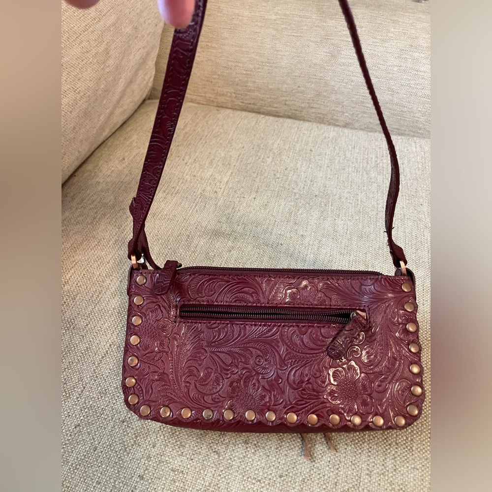 Maroon leather purse with carved design - Picture 3 of 5